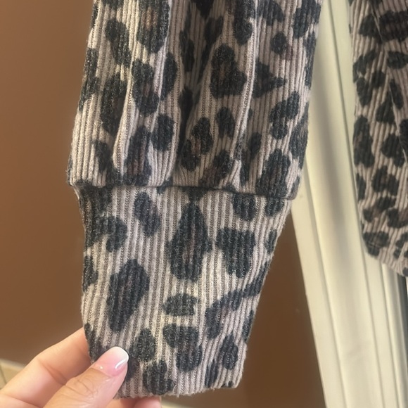 Leopard Print Long Sleeve Top - Picture 3 of 3